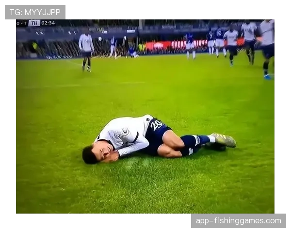 场边:勇士球员在替补席模仿库里“晚安安”庆祝动作